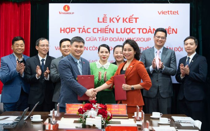 Đại diện Vingroup (bên phải) và Viettel ký kết hợp tác toàn diện thúc đẩy chuyển đổi xanh và chuyển đổi số doanh nghiệp. Ảnh: Vingroup