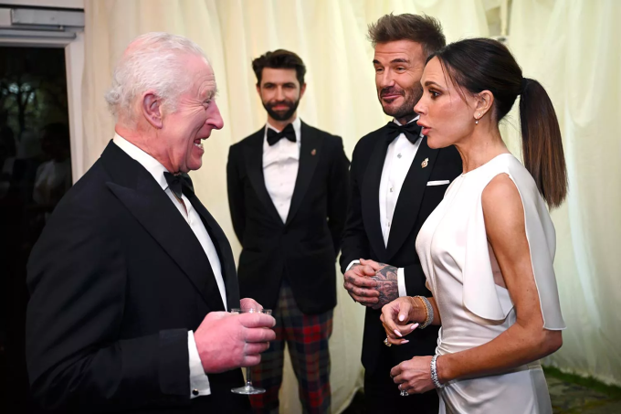 Vua Charles III (trái) trò chuyện với David và Victoria Beckham, hôm 7/2. Ảnh: Instagram David Beckham