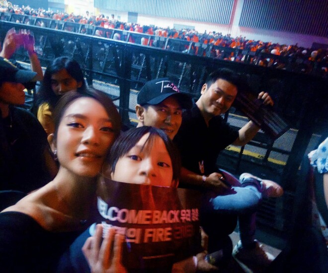 Lý Hải và Minh Hà đưa các con đi xem concert 2NE1 ở TP.HCM.