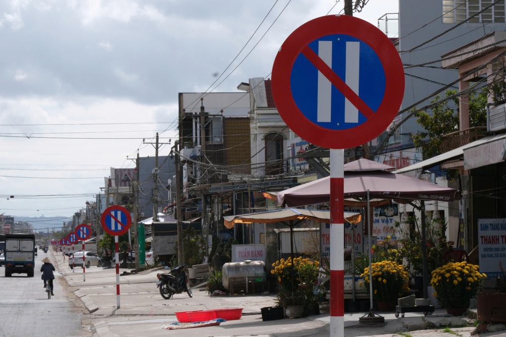 Vụ 1km đường có 23 biển cấm đỗ xe: Làm để đô thị văn minh - 1