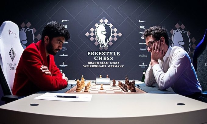 Gukesh (trái) trong ván đấu với Fabiano Caruana ở lượt đi tứ kết Freestyle Chess Grand Slam ở Weissenhaus, Đức ngày 9/2/2025. Ảnh: Chess