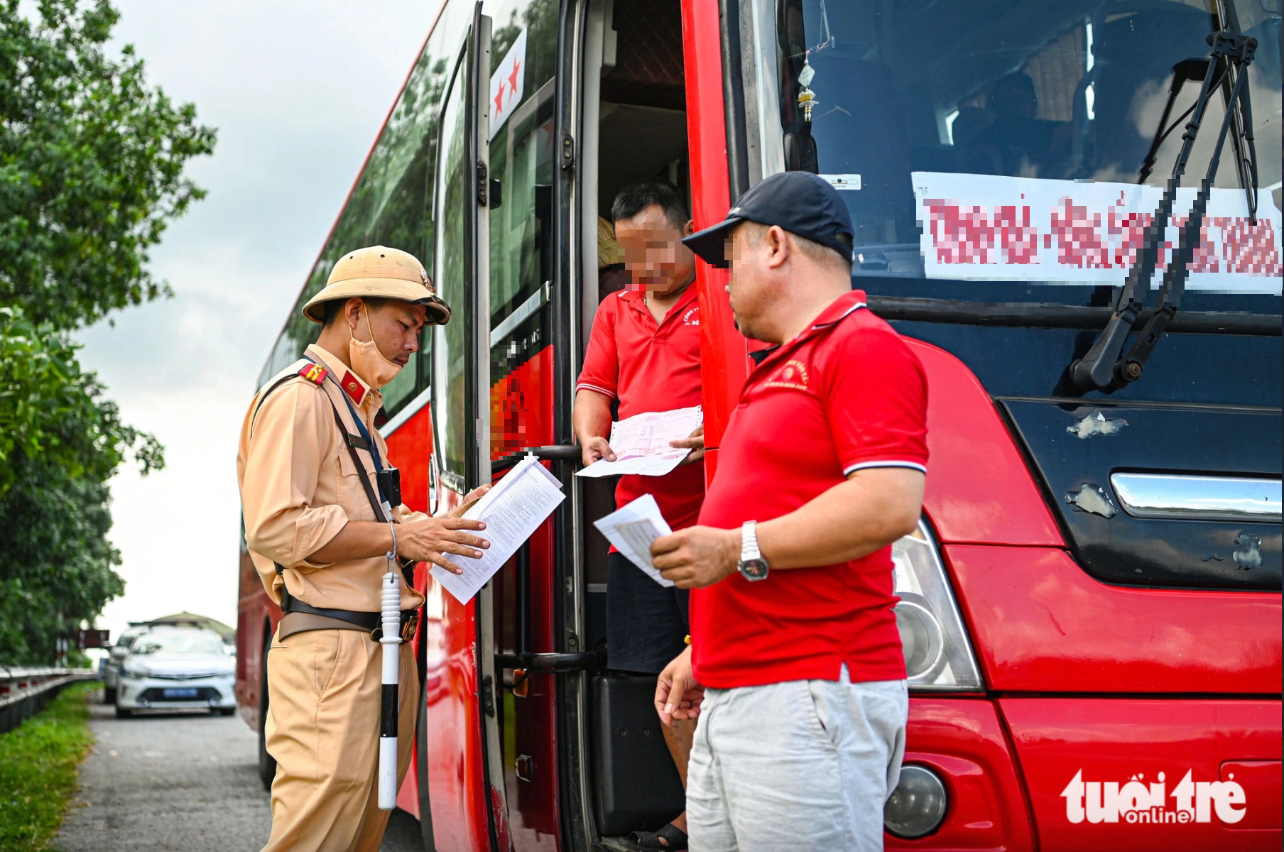 Đi xe khách, ô tô con, xe máy ngày Tết, chở quá số người quy định sẽ bị phạt nặng - Ảnh 1.