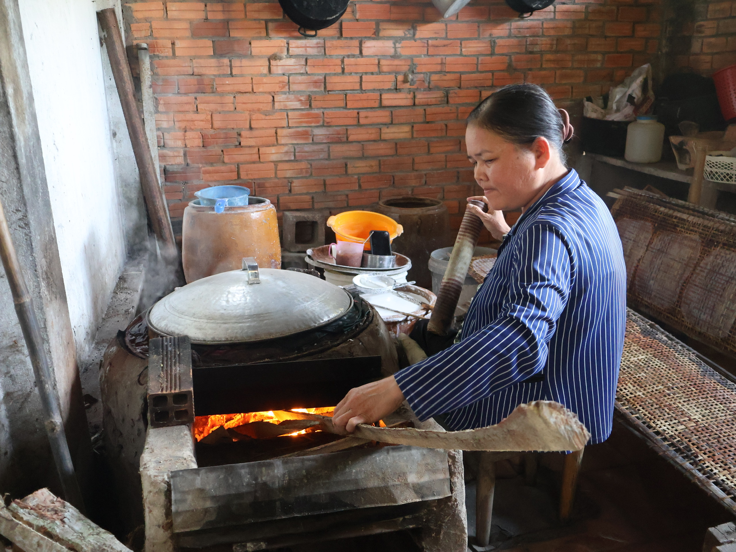 Làng nghề ở TP.HCM mùa tết: Xem nghề làm bánh tráng như ‘máu thịt’- Ảnh 1.