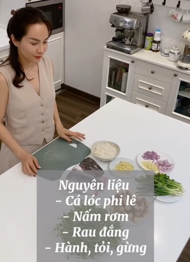 Nguyên liệu chính cho món cháo cá lóc bao gồm cá lóc, nấm rơm, rau đắng, hành, tỏi và gừng. Cựu siêu mẫu khéo léo sắp xếp mọi thứ gọn gàng trên bàn bếp trước khi bắt tay vào chế biến.