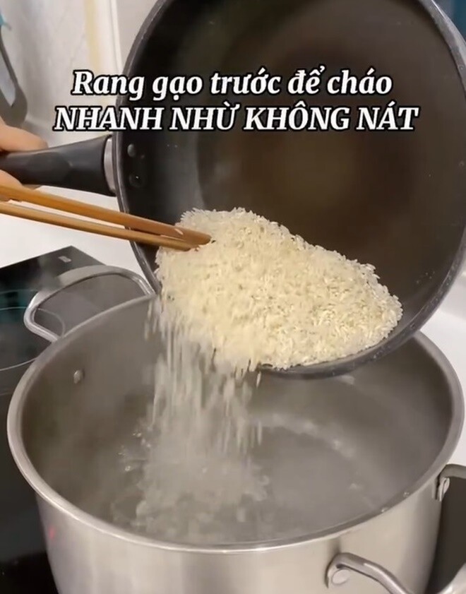 Gạo sau khi rang được đổ trực tiếp vào nồi nước sôi để bắt đầu nấu cháo. Cách làm này giúp cháo có mùi thơm đặc trưng, không bị vữa khi nấu lâu.