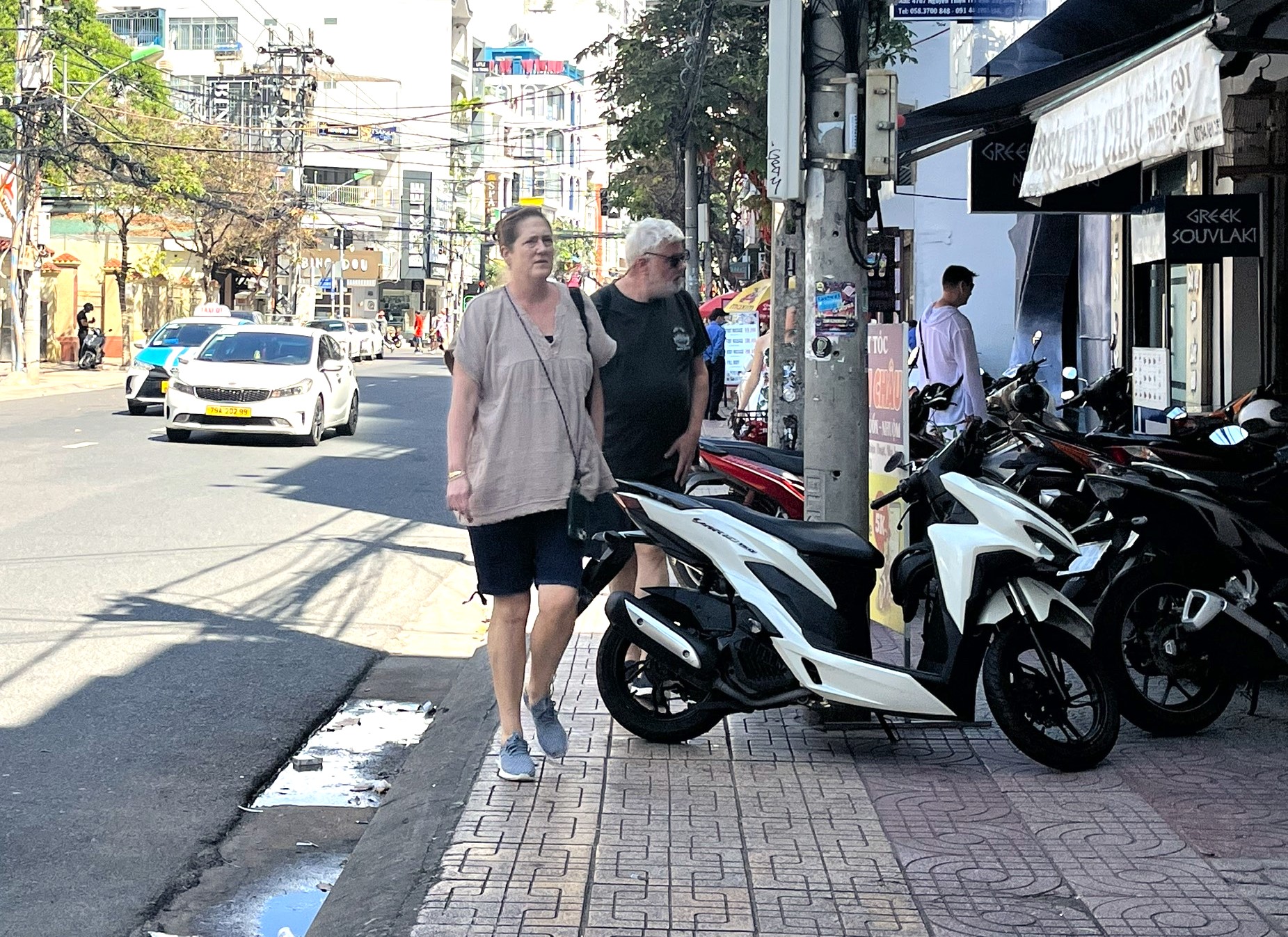 Vỉa hè 'có cũng như không' ở Nha Trang: Gọi cho chính quyền lại nghe điệp khúc 'sẽ xử lý' - Ảnh 7.