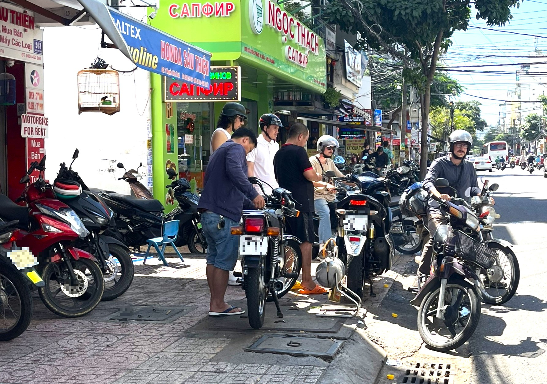 Vỉa hè 'có cũng như không' ở Nha Trang: Du khách bị 'đá' xuống lòng đường - Ảnh 13.