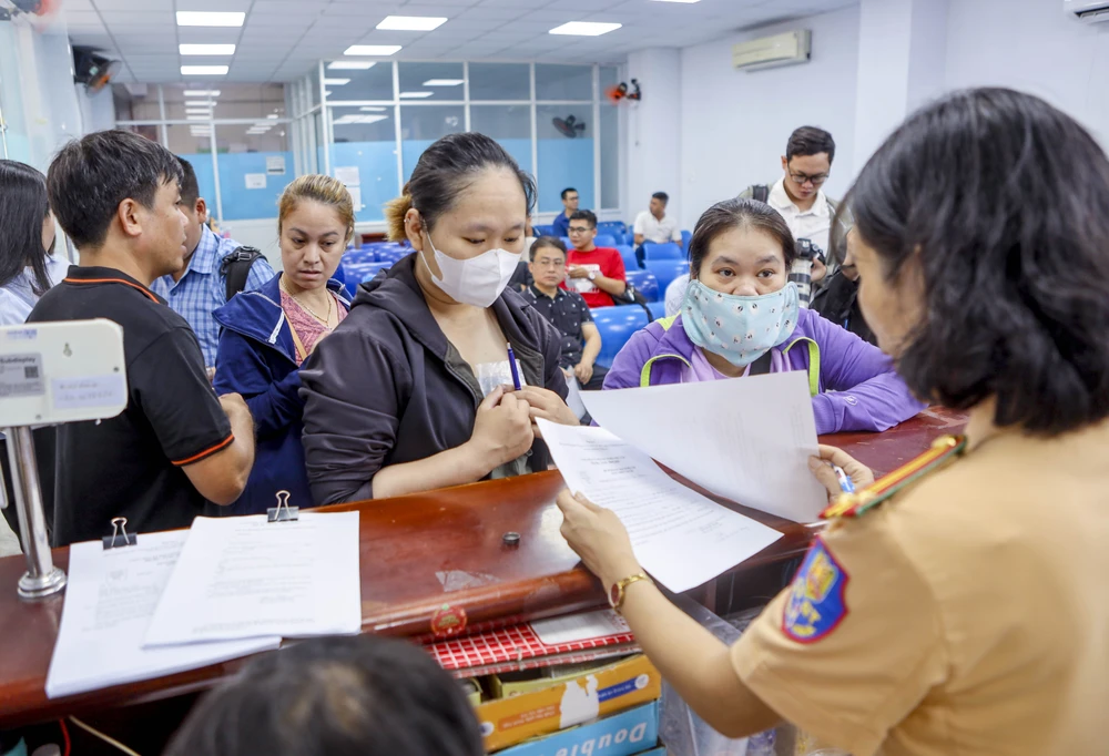 Ngày đầu tiên Công an TP.HCM cấp đổi giấy phép lái xe, người dân bất ngờ vì quá nhanh