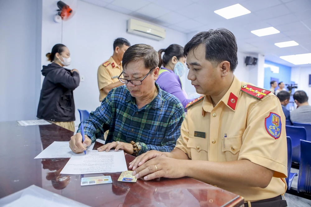 Ngày đầu tiên Công an TP.HCM cấp đổi giấy phép lái xe, người dân bất ngờ vì quá nhanh