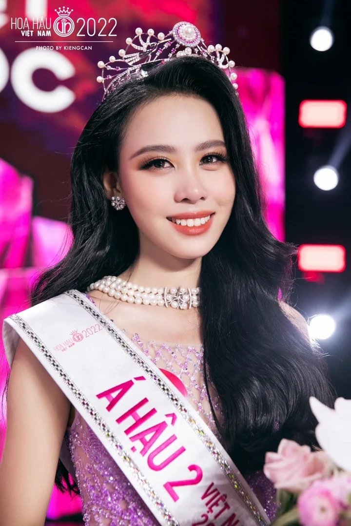 Ngọc Hằng hoạt động chăm chỉ để tiến vào showbiz, cô tham gia Bước nhảy Hoàn vũ và nỗ lực trở thành ca sĩ trong tương lai.