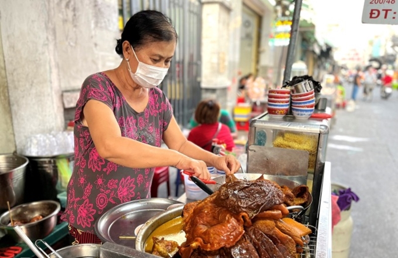 Quán phá lấu của bà Oanh bao năm nay vẫn đông khách ghé thăm nhờ công thức gia truyền cho hương vị chuẩn không ở đâu có được