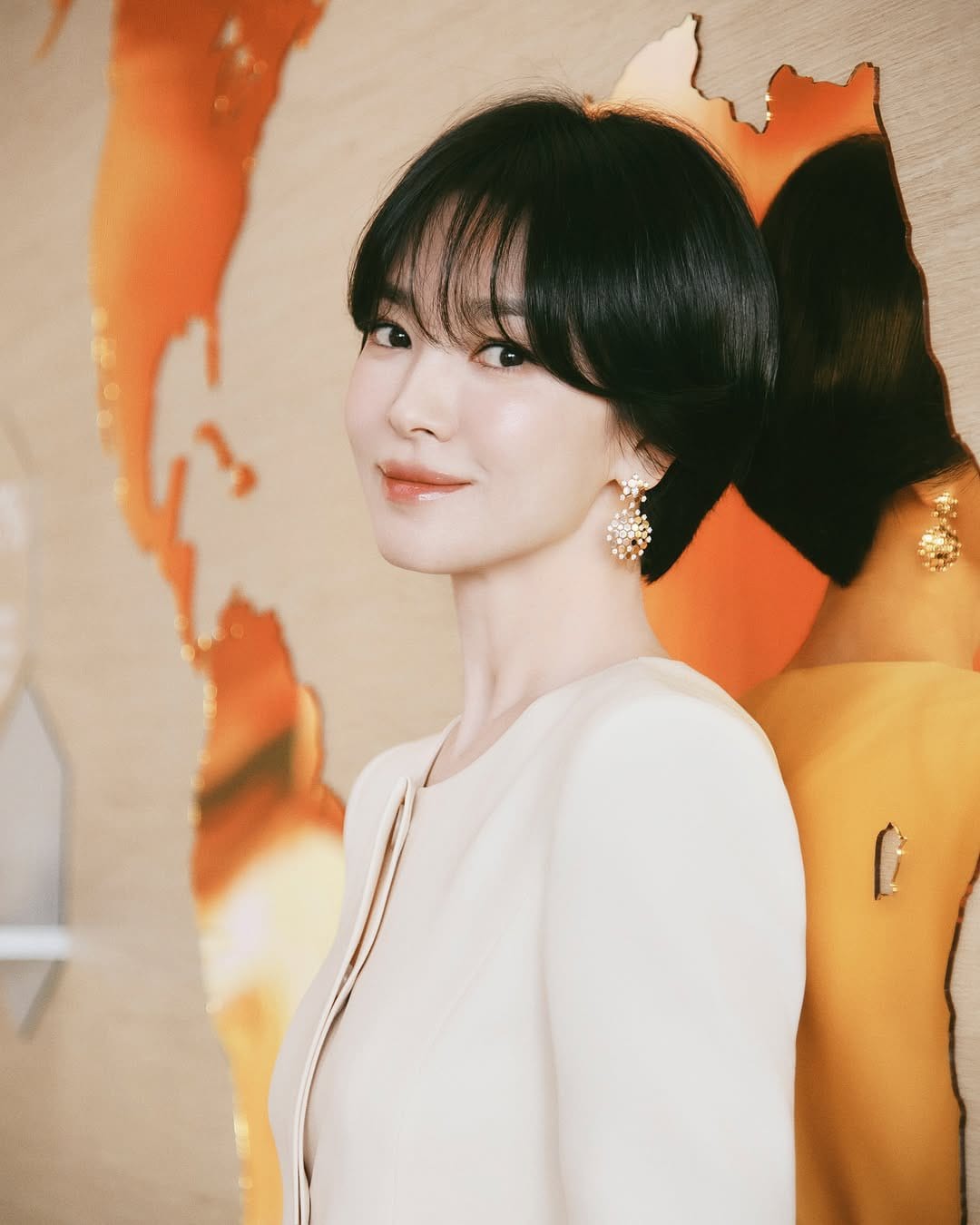 Song Hye Kyo có 5 chiêu "hack tuổi" cực đỉnh mà phụ nữ ngoài 40 tuổi có thể học theo - Ảnh 2.