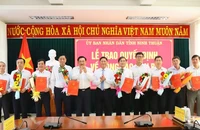 Lãnh đạo Ủy ban nhân dân tỉnh Ninh Thuận trao quyết định bổ nhiệm chức vụ lãnh đạo chủ chốt sau khi hợp nhất các sở, ngành cho những cán bộ được bổ nhiệm. (Ảnh: NGUYỄN TRUNG)