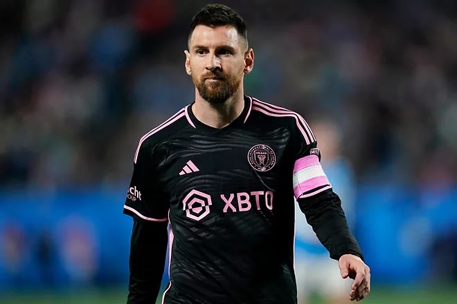 Hé lộ số bàn thắng Messi còn kém Ronaldo, liệu có thể bắt kịp khi trẻ hơn 2 tuổi?- Ảnh 2.