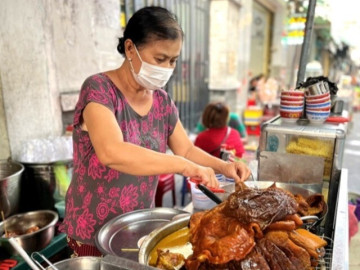 Quán phá lấu Sài Gòn giữ chân khách hơn 20 năm, hương vị xưa không lẫn vào đâu được nhờ một nguyên liệu rẻ tiền