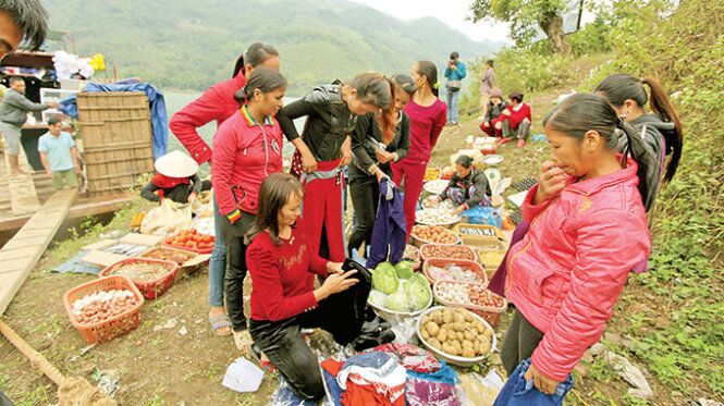 Dọc sông Đà có phiên chợ họp mỗi tháng 3 lần, nhà ai có gì đều đem ra bán nên đảm bảo tươi sạch - 2