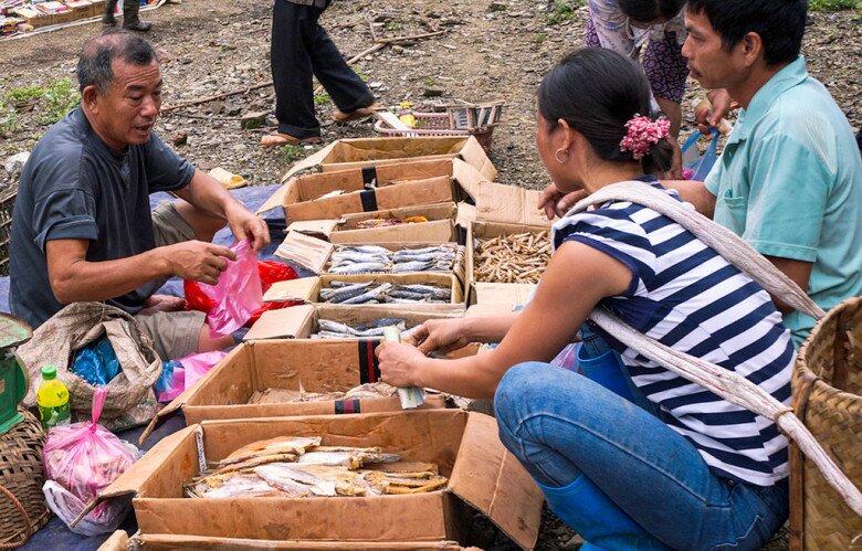 Dọc sông Đà có phiên chợ họp mỗi tháng 3 lần, nhà ai có gì đều đem ra bán nên đảm bảo tươi sạch - 4