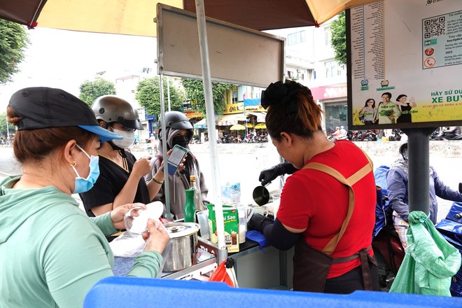 Xe cà phê nhỏ của hai mẹ con và điều kỳ diệu giữa lòng Sài Gòn: "Thôi cứ cho đi, đã cái nư của mình đã" - Ảnh 6.