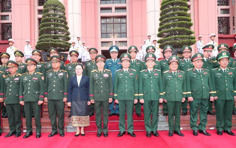 Đại tướng Nguyễn Tân Cương hội đàm với Tổng Tham mưu trưởng Quân đội nhân dân Lào ảnh 4