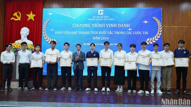 Vinh danh sinh viên đạt thành tích xuất sắc trong học tập, nghiên cứu khoa học năm 2024 ảnh 2