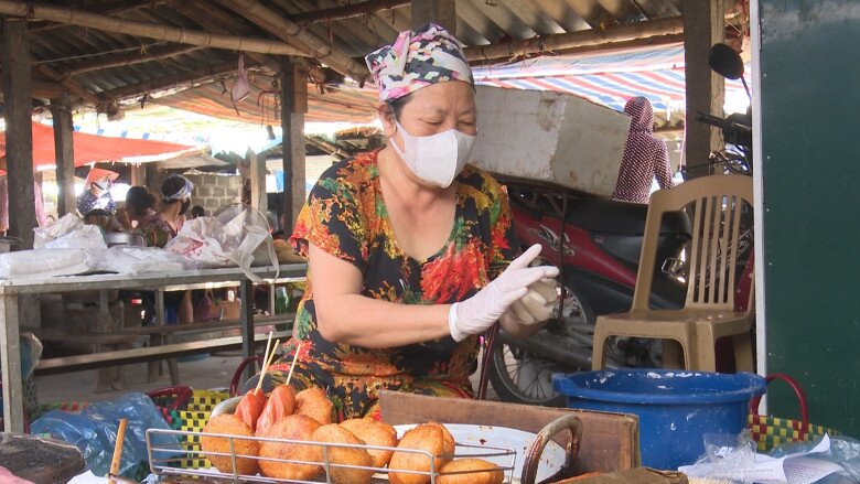 Khu chợ trăm tuổi ở Thái Bình bán nhiều loại bánh ai cũng mê, đi ngang qua mùi thơm lừng níu chân khách - 3