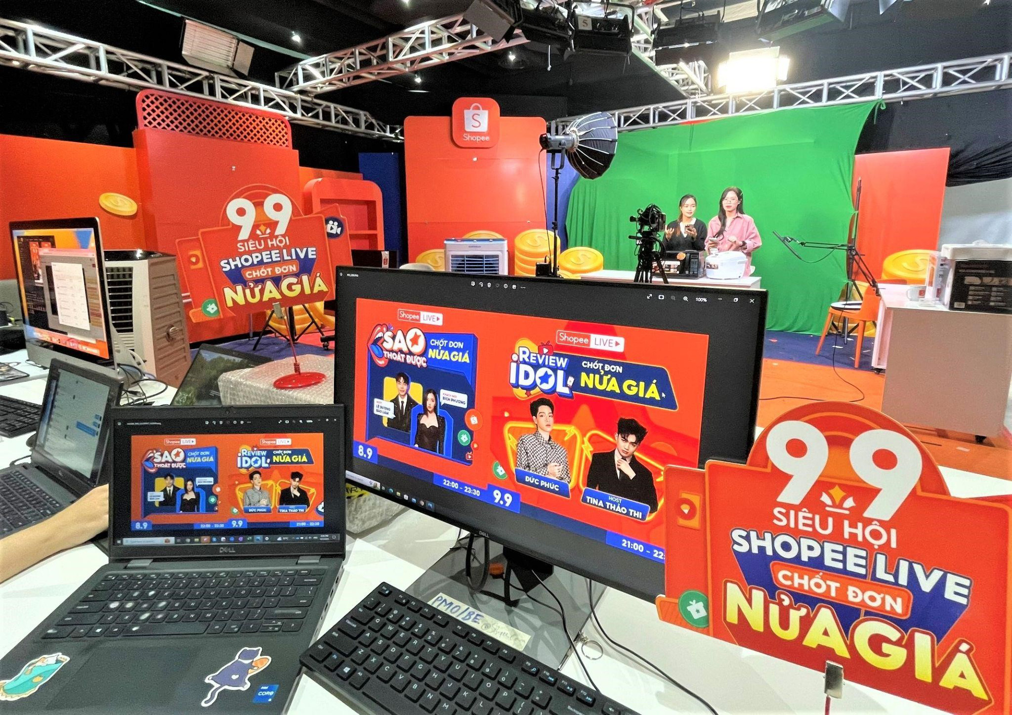 Studio livestream của Shopee hiện đã phủ đầy sắc cam và đang trong quá trình hoàn thiện, kiểm tra đường truyền ổn định để đón chào các nghệ sĩ và KOL