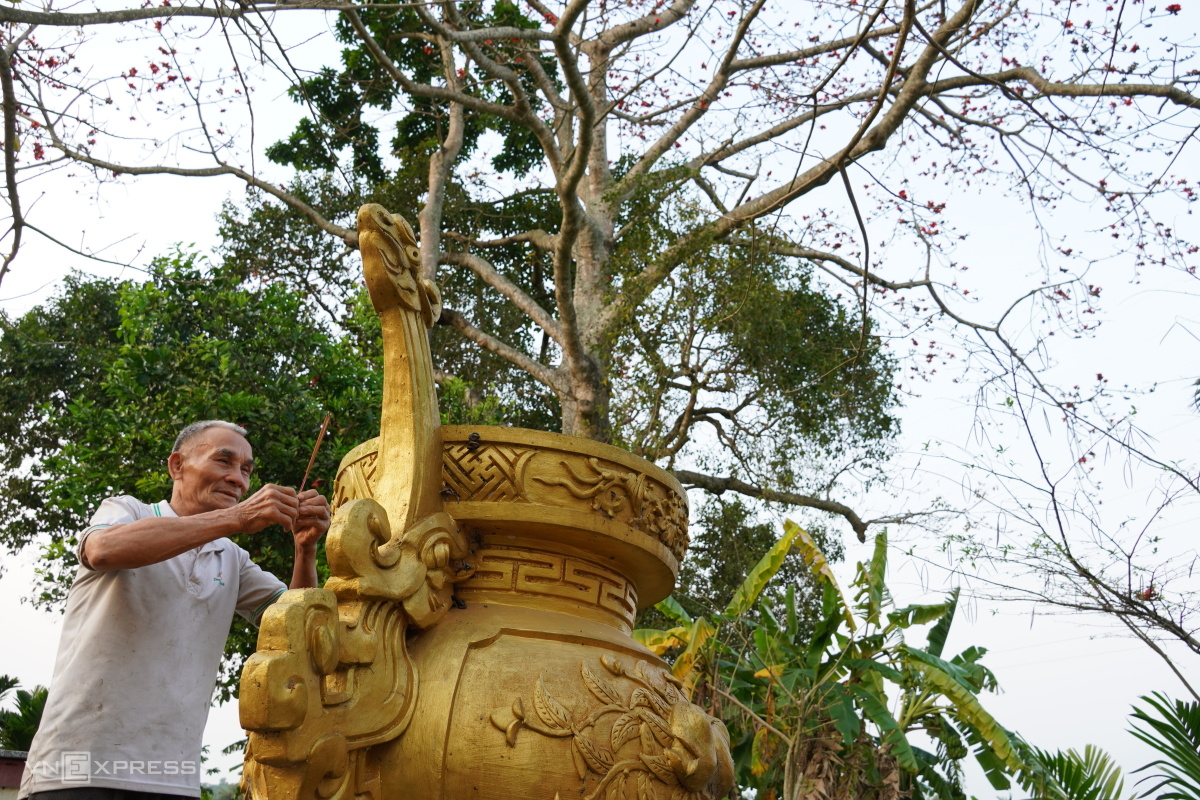 Ông Nguyễn Hoàng cho biết Ban quản lý miếu có khoảng 20 người, trong đó có ba người lo việc quét dọn, cúng tế. Cả làng cùng đóng góp cúng tế tại miếu, tùy theo tấm lòng.