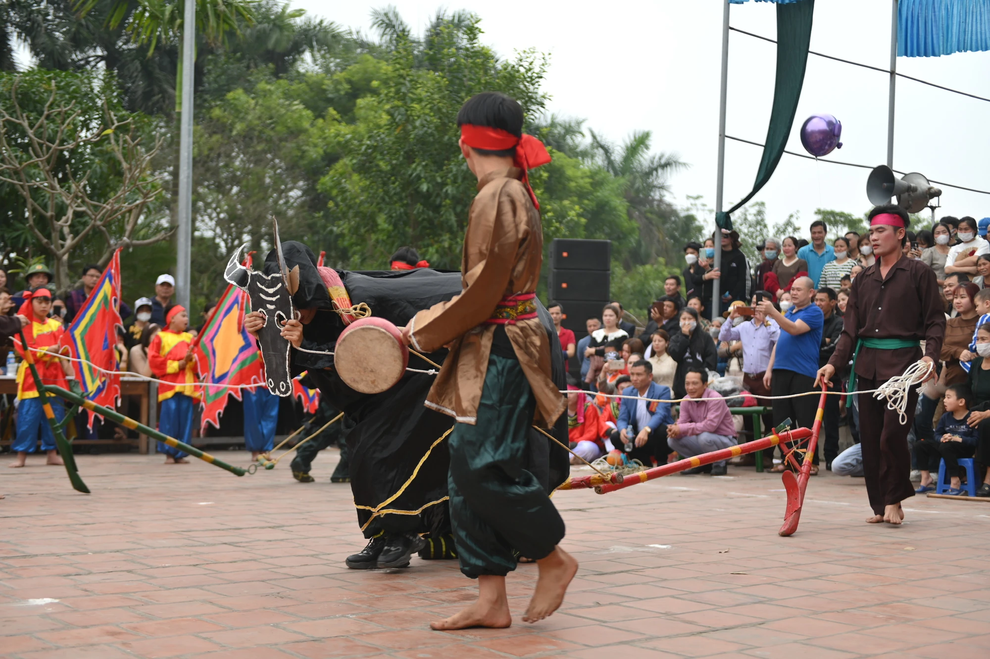 Các chàng trai đến kén rể phải trải qua 3 phần thi: Thi cày, câu ếch, bắt chạch trong chum... để ban giám khảo chấm điểm.