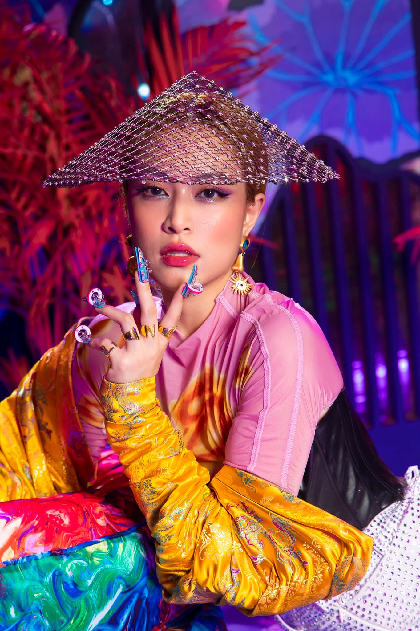 Hãy ngừng so sánh Hoà Minzy và Hoàng Thùy Linh, khi nỗ lực đưa bản sắc dân tộc vào âm nhạc đều đi đúng hướng - Ảnh 24.