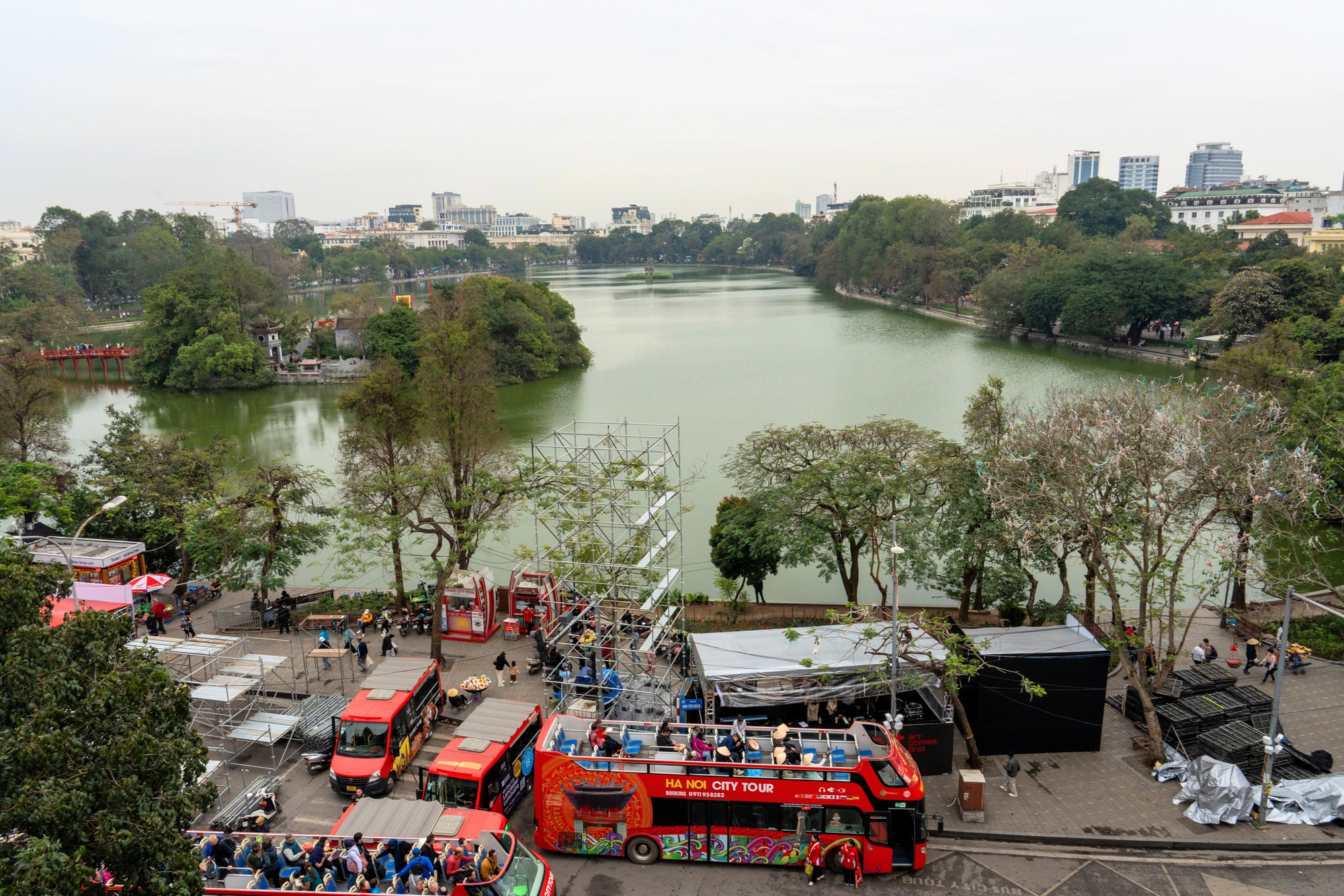 Nhiều người Hà Nội vội vã đến 