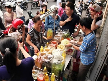 Quán bánh tráng trộn có vị lạ nhất Sài Gòn, không gian bé xíu mà hút khách nhờ loại nước sốt thần thánh độc quyền