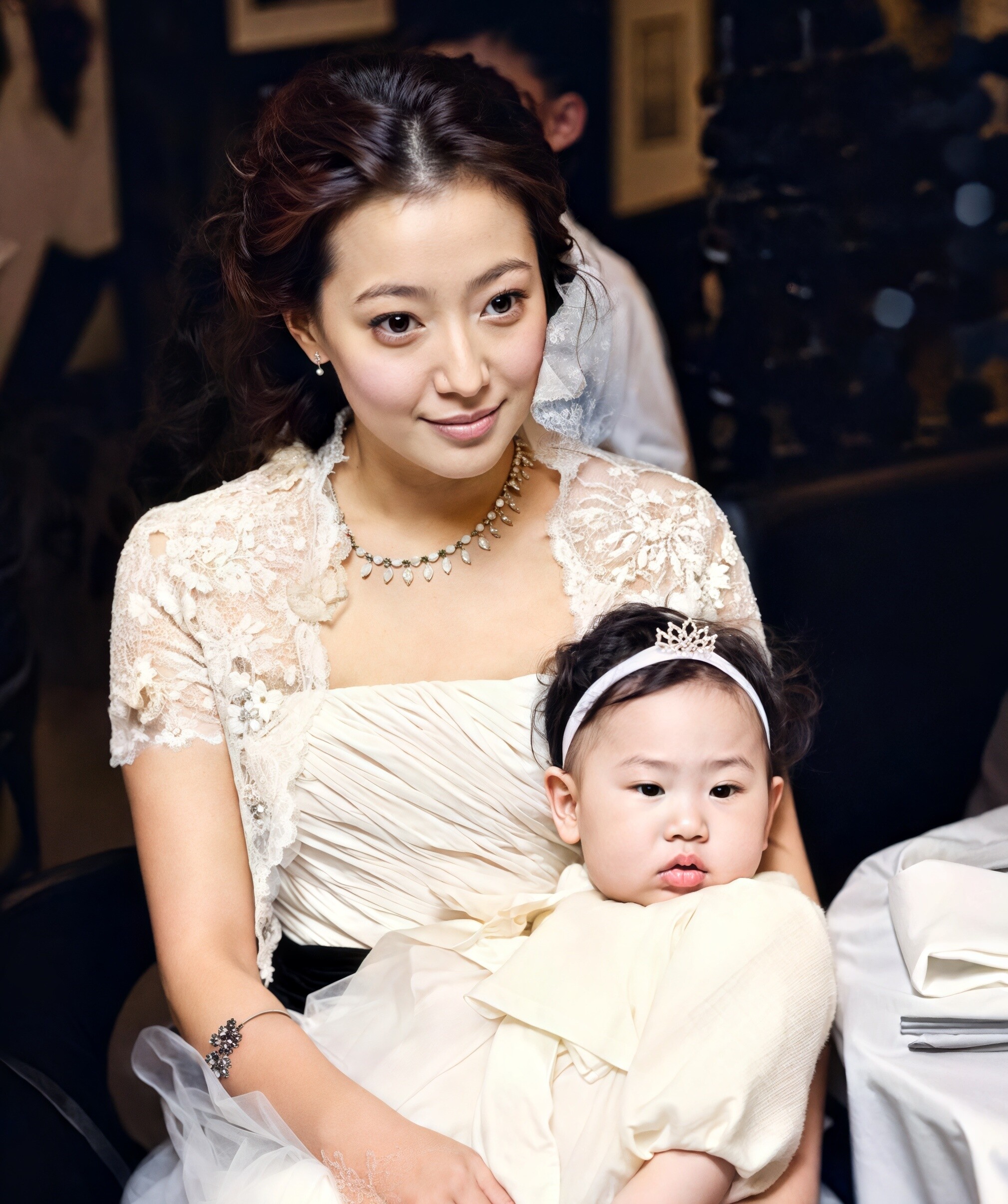 Kim Hee Sun tổn thương vì con gái bị chê bai ngoại hình.