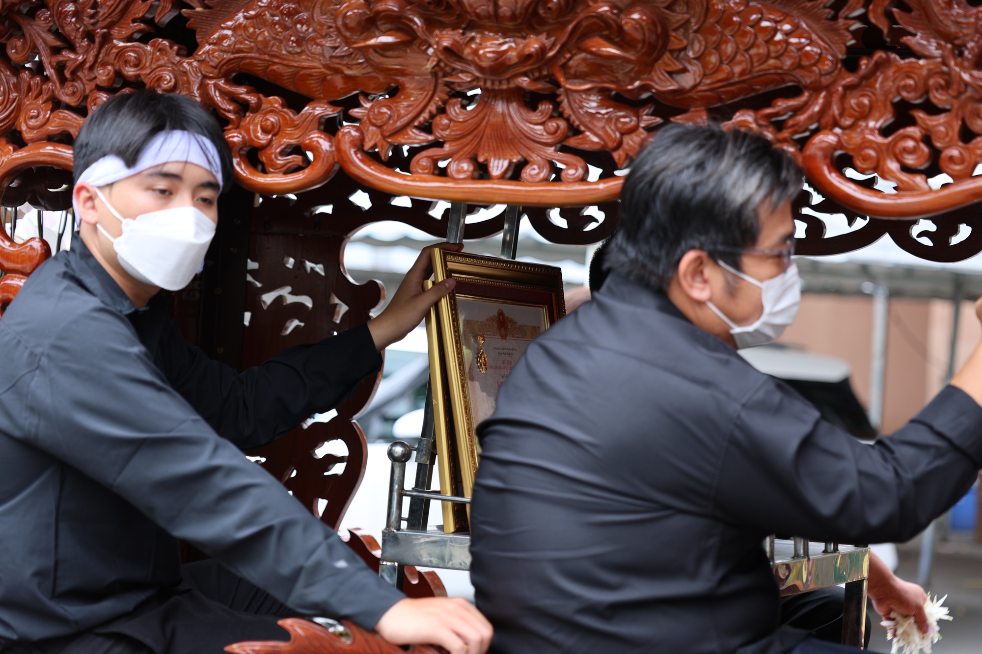 Lễ an táng diễn viên Quý Bình: Vợ tựa đầu ôm chặt di ảnh, Vân Trang và các nghệ sĩ bật khóc, nhiều người dân đội nắng tiễn đưa - Ảnh 2.