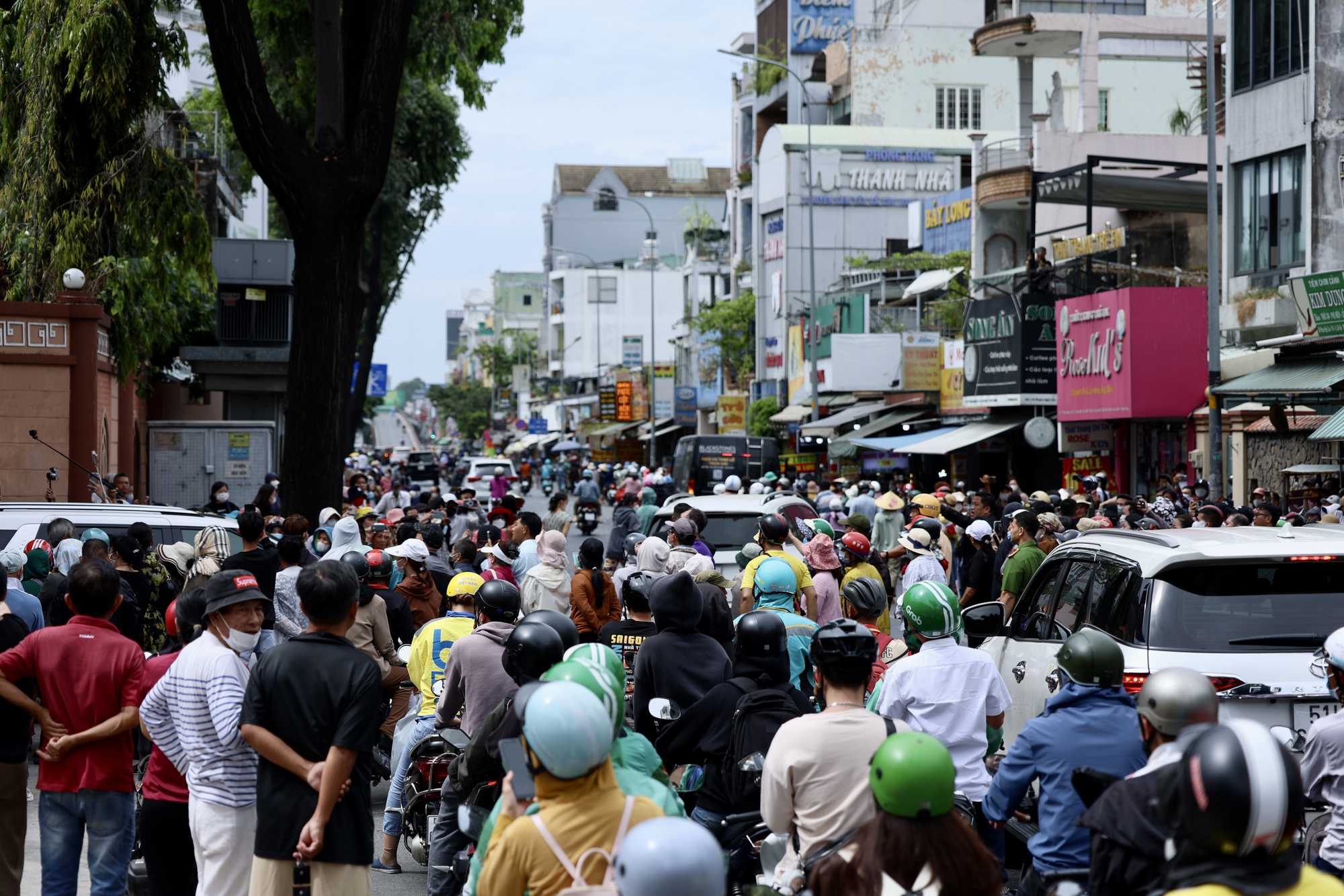 Lễ an táng diễn viên Quý Bình: Vợ tựa đầu ôm chặt di ảnh, Vân Trang và các nghệ sĩ bật khóc, nhiều người dân đội nắng tiễn đưa - Ảnh 4.