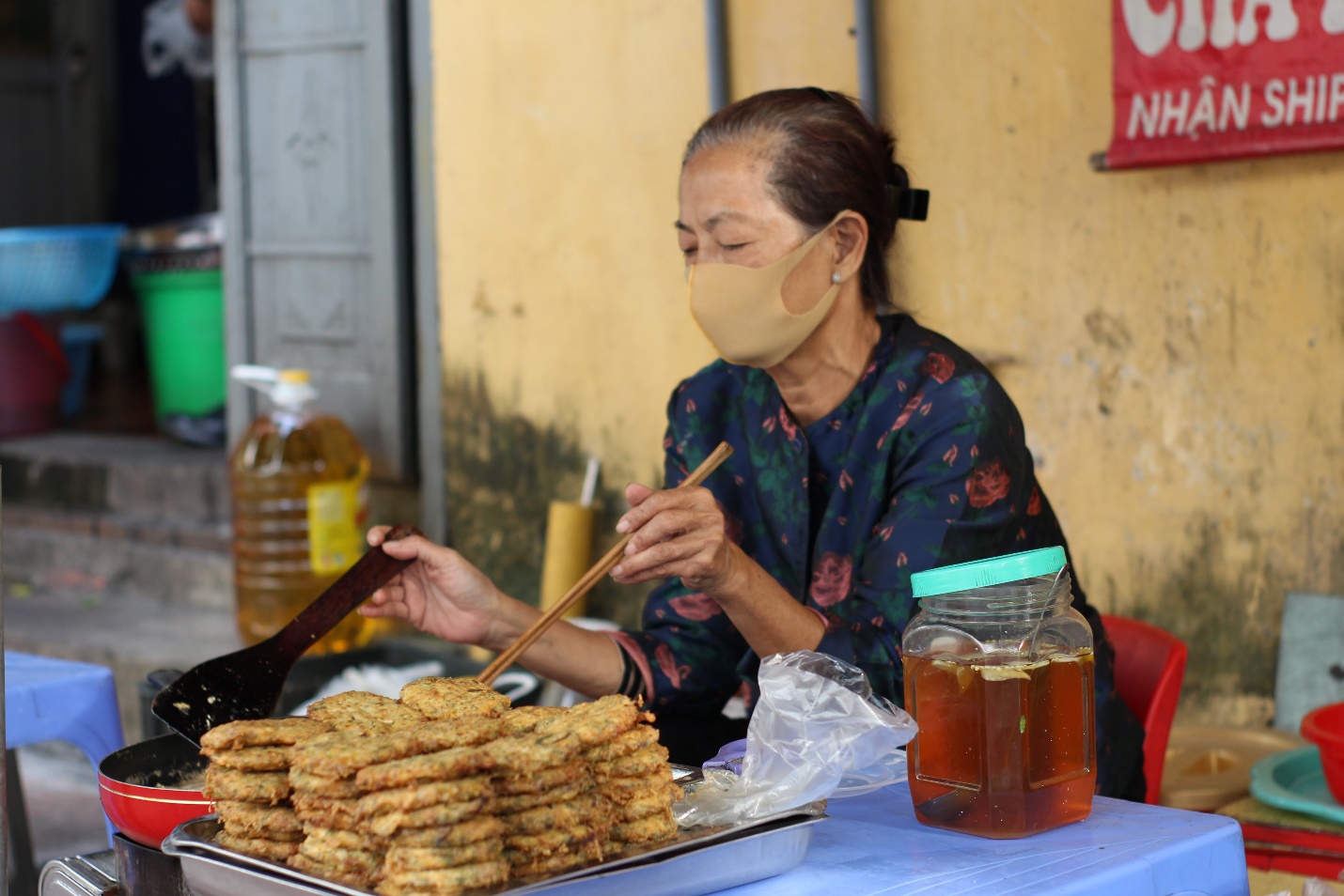 Bà Huyền bán chả rươi ở dốc Hòe Nhai