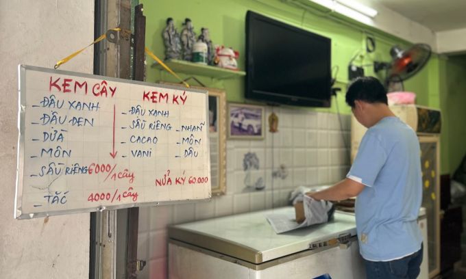 Menu kem trong ngày được treo bên ngoài để khách lựa chọn. Ảnh: Hà Phương