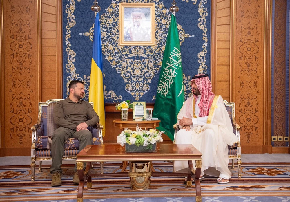 Tổng thống Ukraine - ông Volodymyr Zelensky (bên trái) và Thái tử Saudi Arabia - ông Mohammed bin Salman trong một cuộc gặp hôm 19-5. Ảnh: CNN