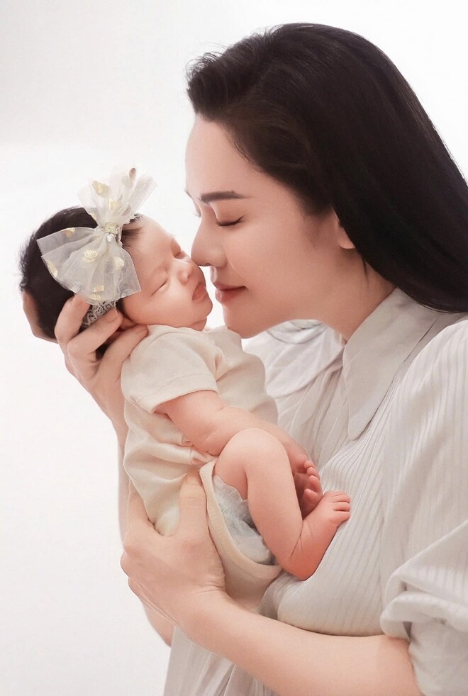 Nhật Kim Anh và cô con gái mới sinh.