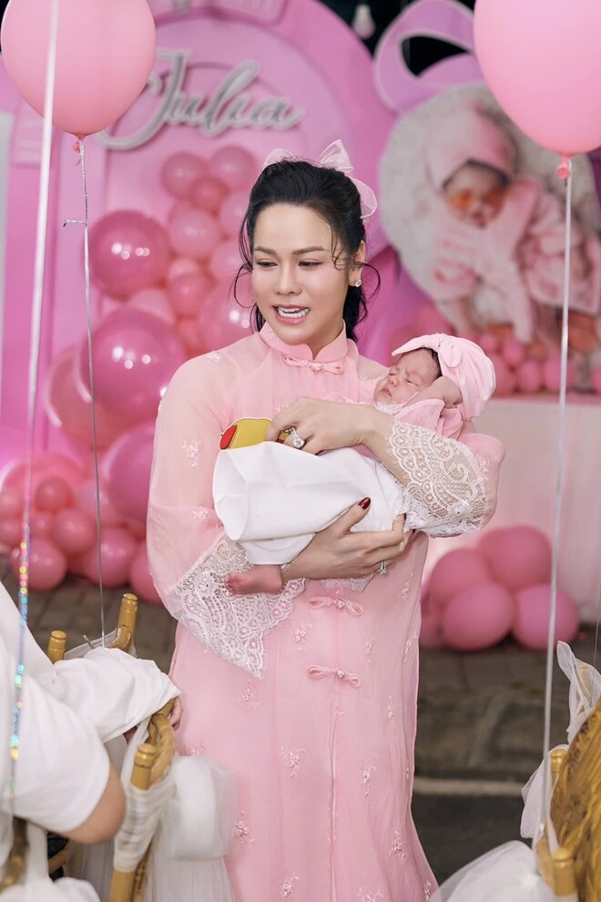 Nhật Kim Anh tiết lộ con gái ngoan nên hành trình làm mẹ bỉm lần 2 của cô không quá vất vả.