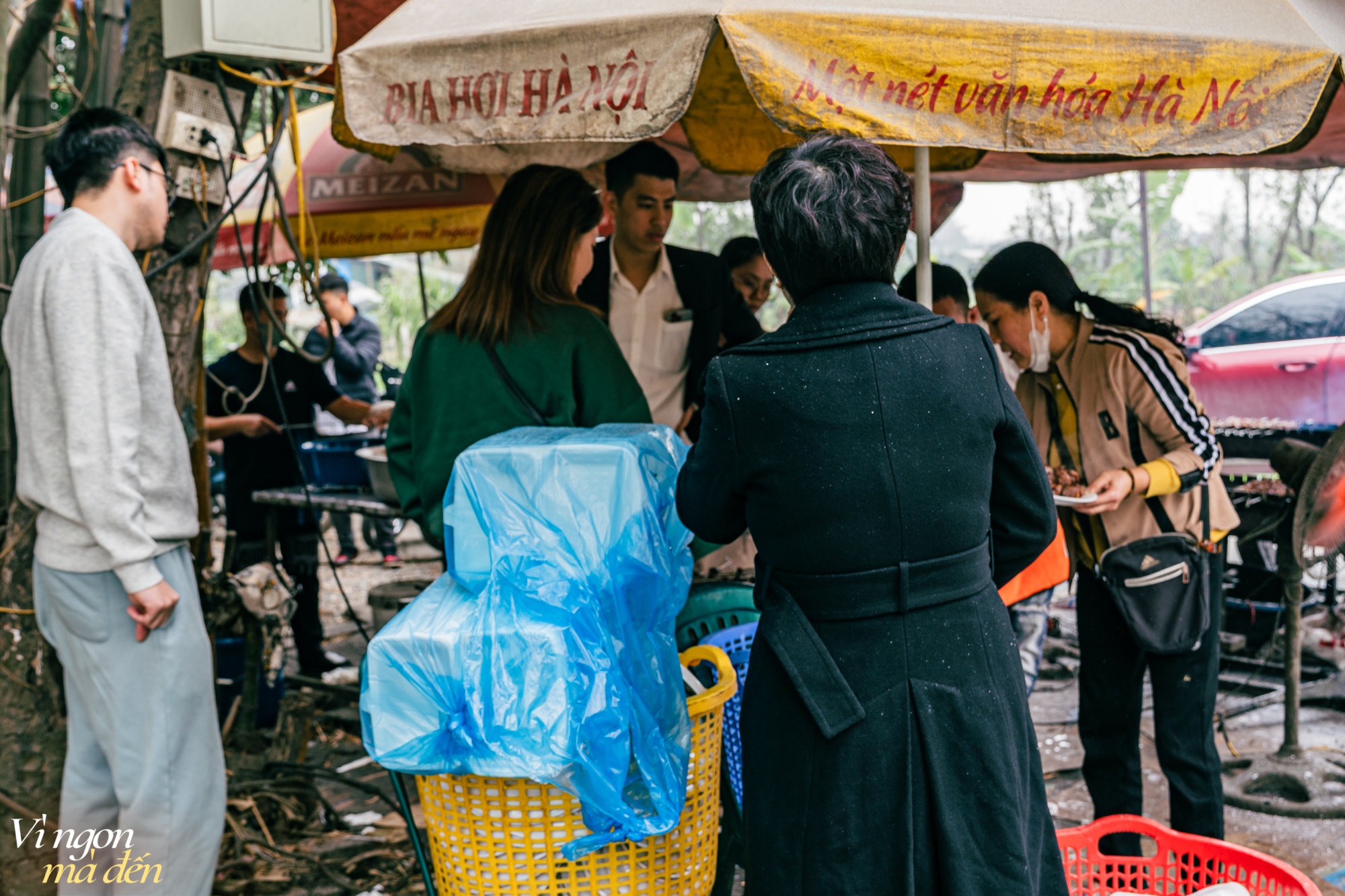 Lặn lội mấy chục cây số đi thử quán rặng tre nức tiếng Đông Anh, xe ô tô xếp hàng dài, giờ cao điểm khách phải tự đi bưng đồ - Ảnh 8.