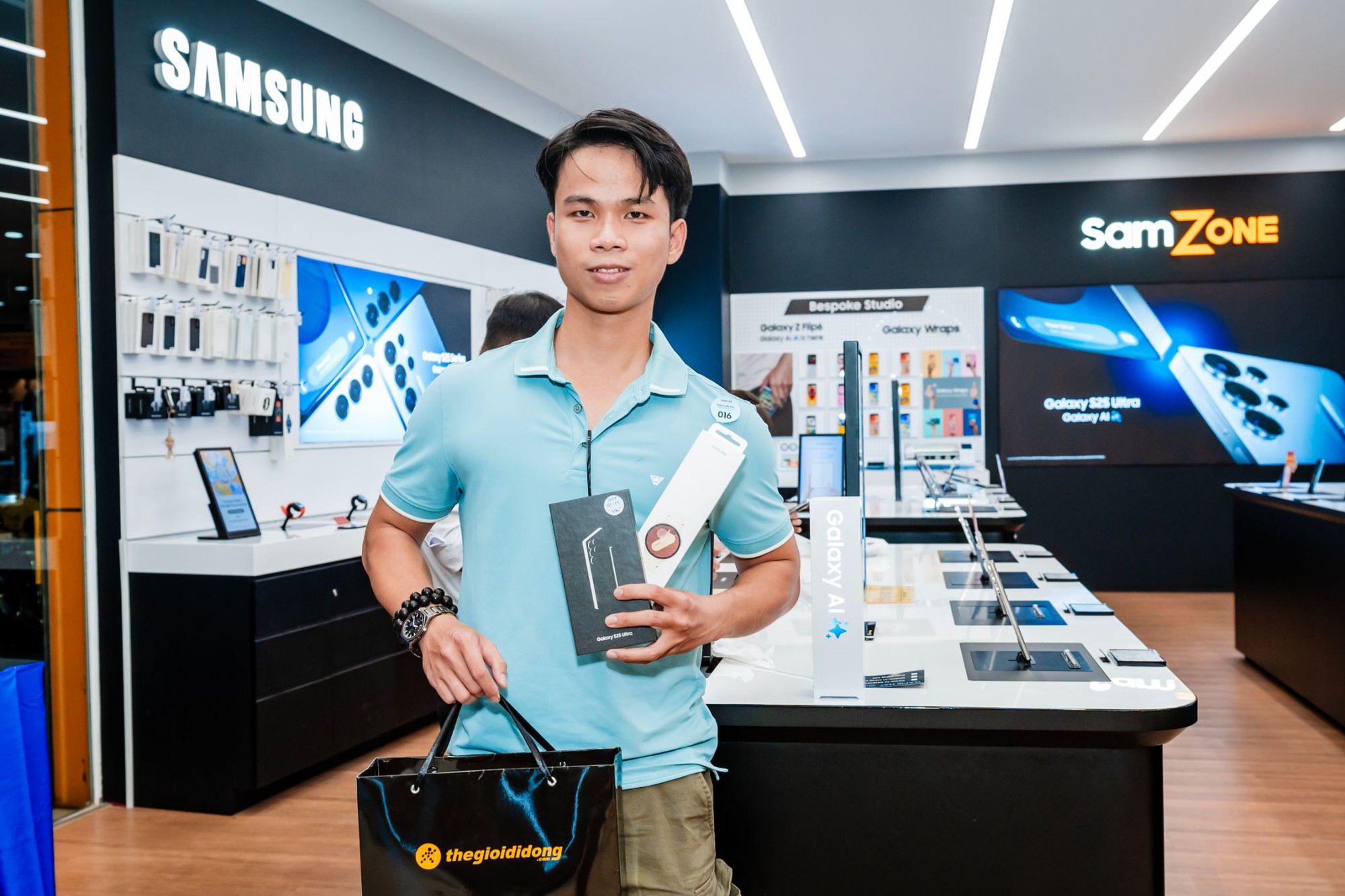 Khách hàng nô nức đến SamZone thuộc Thế Giới Di Động để nhận và trải nghiệm Galaxy S25 Series- Ảnh 3.