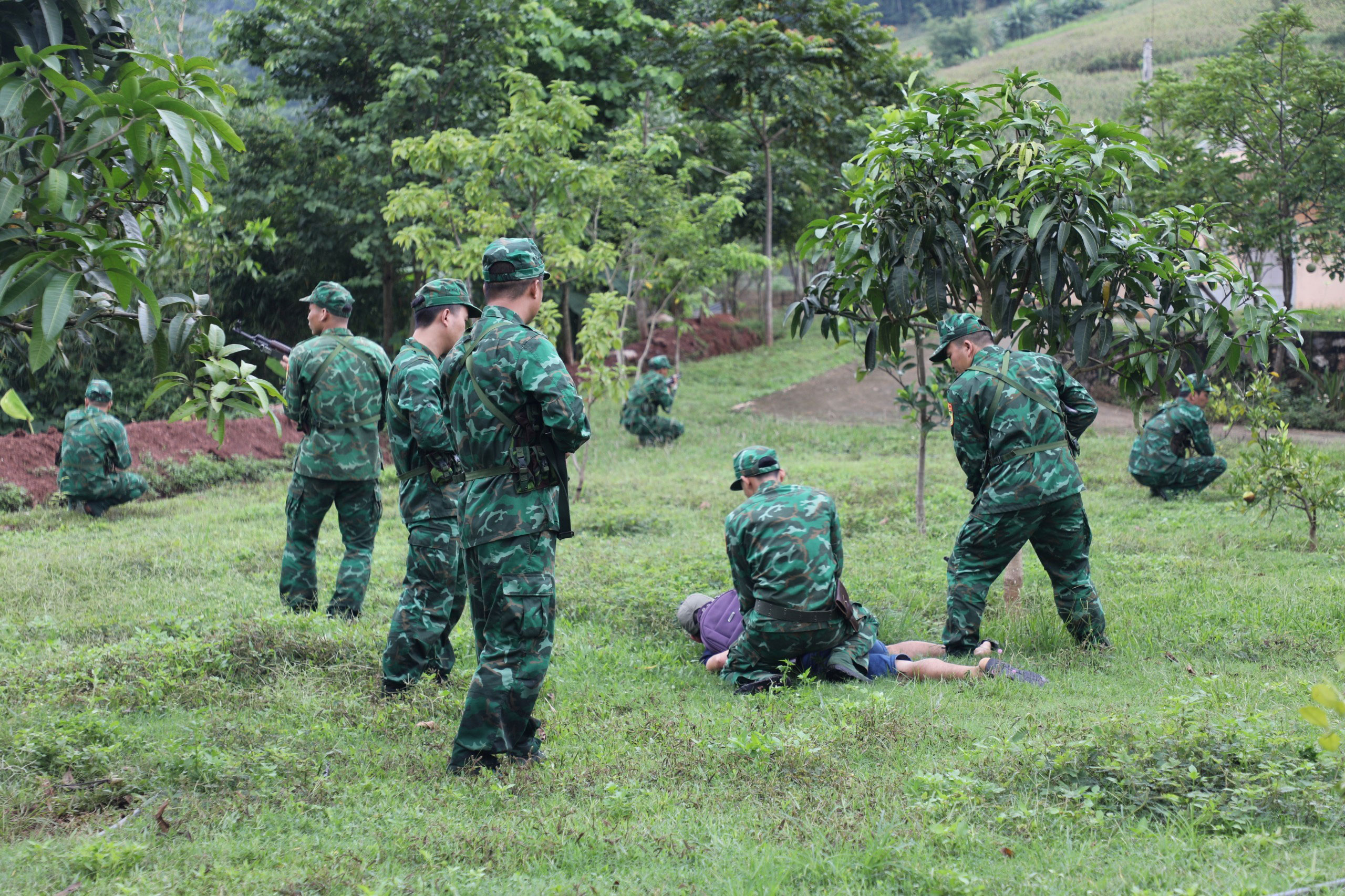 Bộ đội Đồn Biên phòng Chiềng Sơn huấn luyện tình huống giả định bắt tội phạm