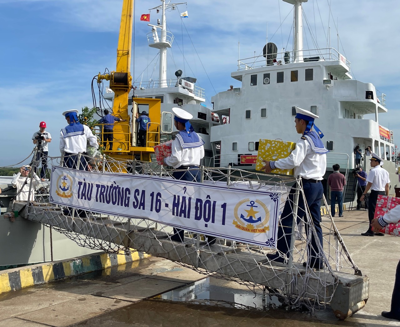 Chuyến tàu yêu thương đến chiến sĩ nhà giàn- Ảnh 2.