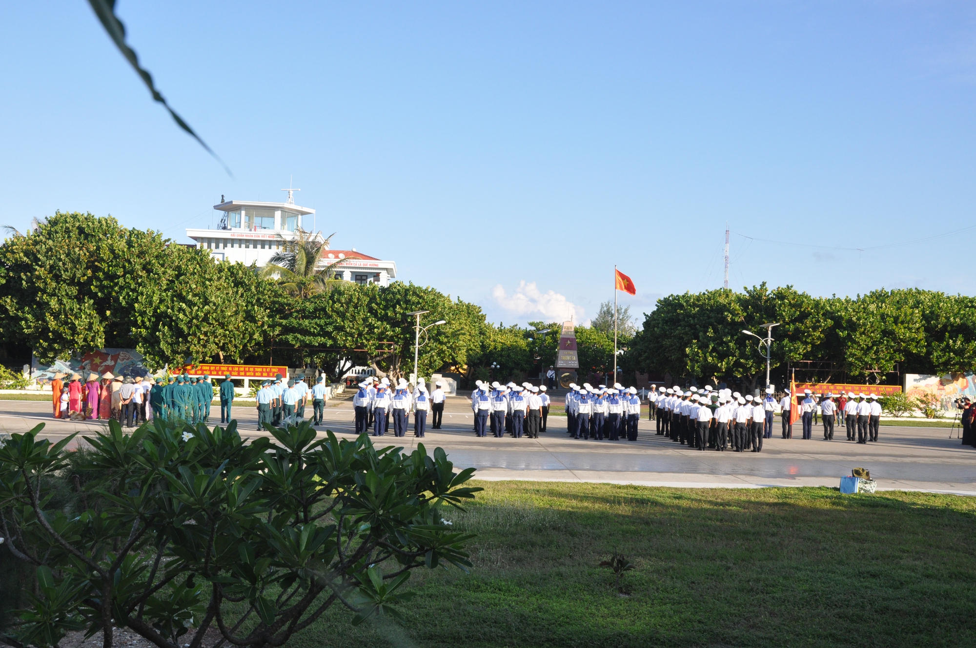 CUỘC THI VIẾT “CHỦ QUYỀN QUỐC GIA BẤT KHẢ XÂM PHẠM”: Thiêng liêng lễ chào cờ ở Trường Sa - Ảnh 3.