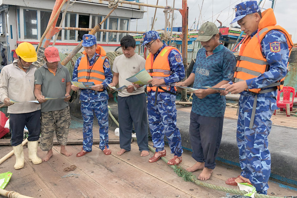 Cảnh sát biển triển khai đợt cao điểm phòng chống khai thác thuỷ sản bất hợp pháp - Ảnh 3.