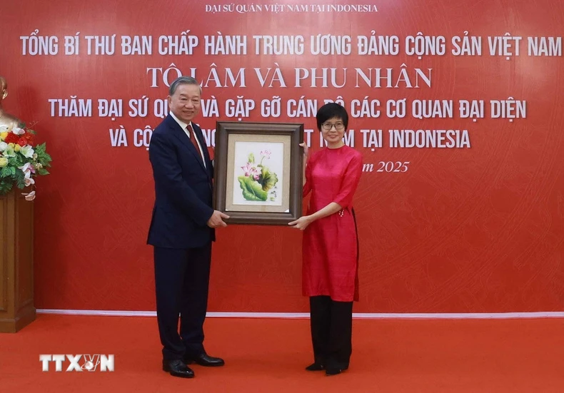 Tổng Bí thư Tô Lâm thăm Đại sứ quán, gặp gỡ cán bộ các cơ quan đại diện và cộng đồng người Việt Nam tại Indonesia ảnh 3