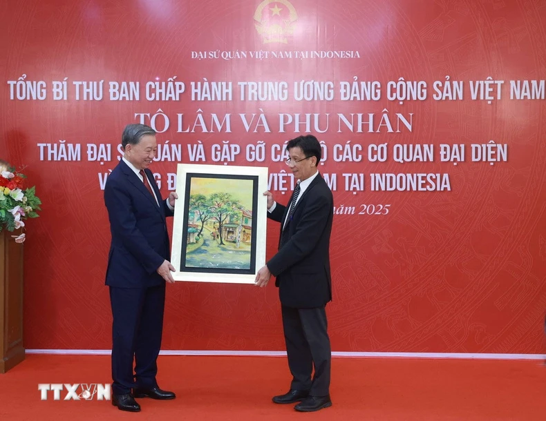 Tổng Bí thư Tô Lâm thăm Đại sứ quán, gặp gỡ cán bộ các cơ quan đại diện và cộng đồng người Việt Nam tại Indonesia ảnh 4