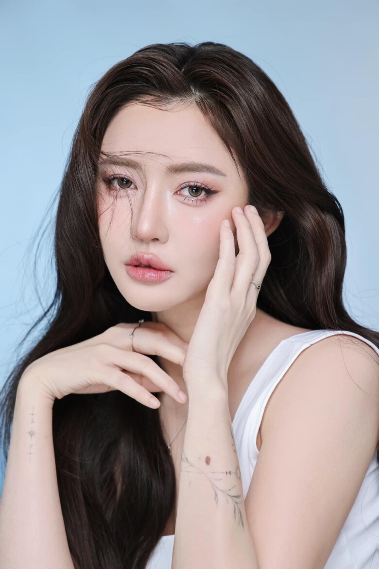 Lớp makeup trong trẻo như nước giúp nữ ca sĩ trông không khác gì gái hai mươi