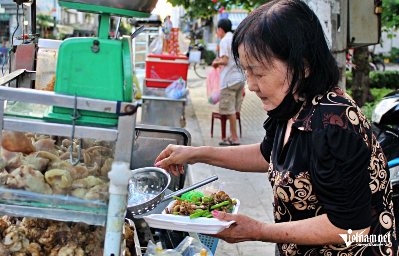 Bà Kiều đã bán các món ăn này suốt 15 năm qua. Ảnh: Hà Nguyễn