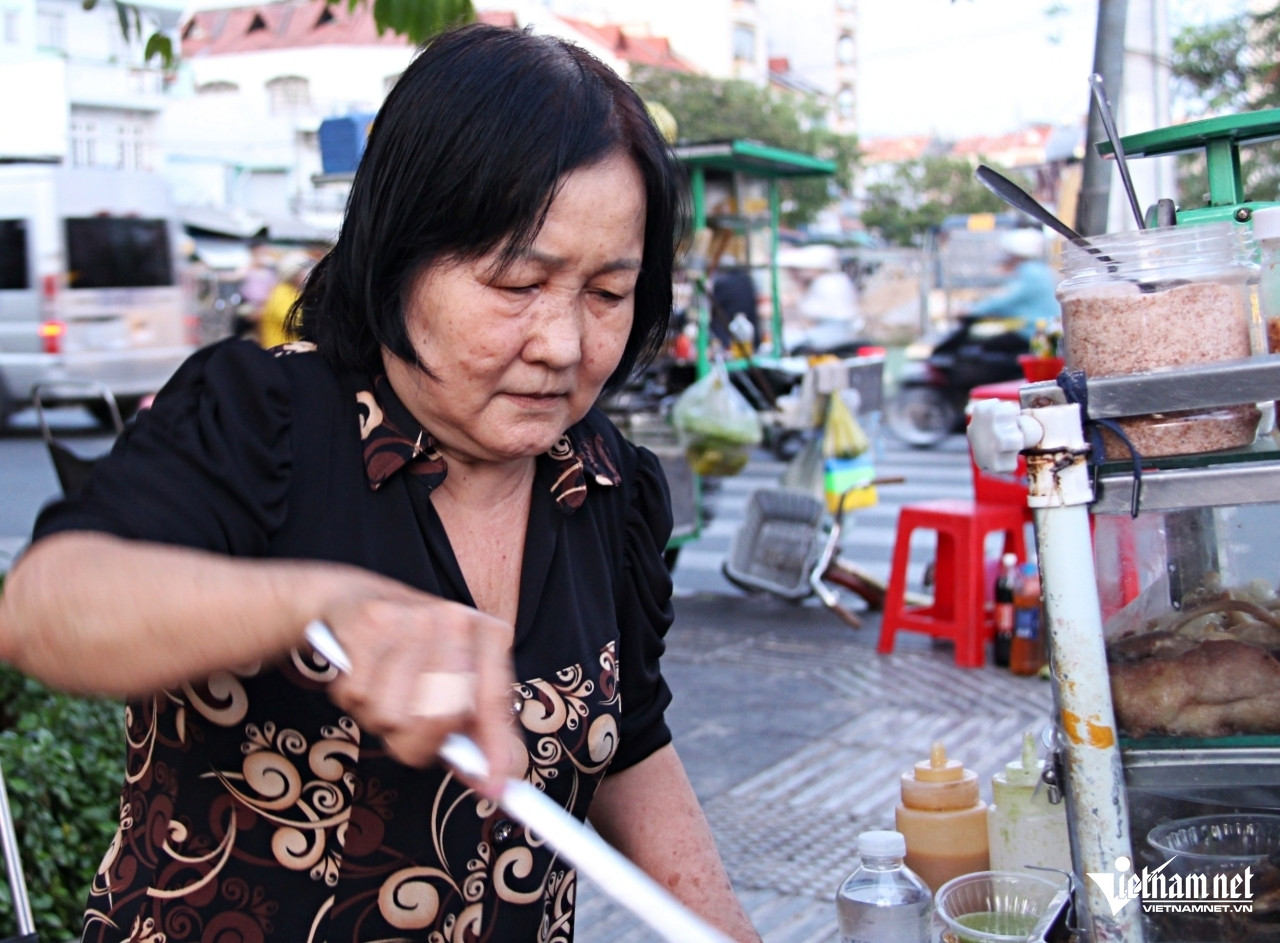 Trước đây, bà bán cùng với mẹ ruột 80 tuổi nhưng nay chỉ ngồi bán một mình. Ảnh: Hà Nguyễn